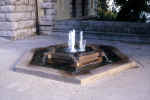 fountain-d3q.jpg (130917 Byte) water