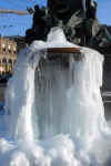 fountain-ice-mil4.jpg (122866 Byte)