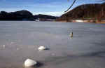 ice-lake_winter.jpg (118434 Byte) frozen lake winter